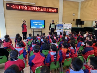 龍蟠南苑社區開展“守法規知禮讓 安全文明出行”全國交通安全日主題宣傳活動